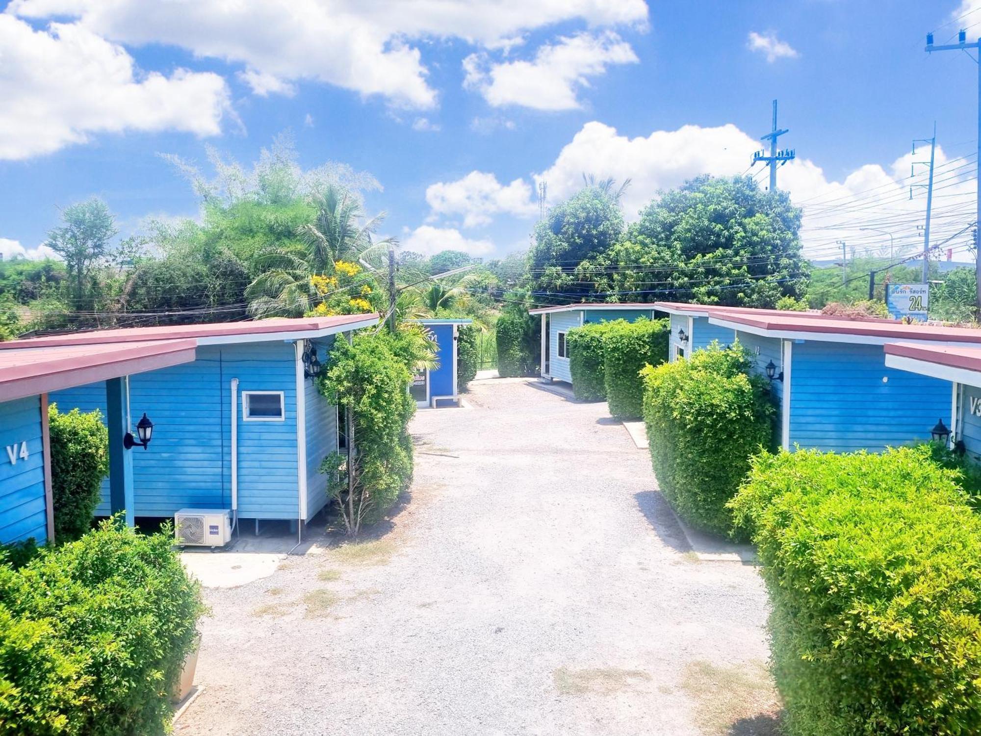 In Love Resort Chainat Exterior photo