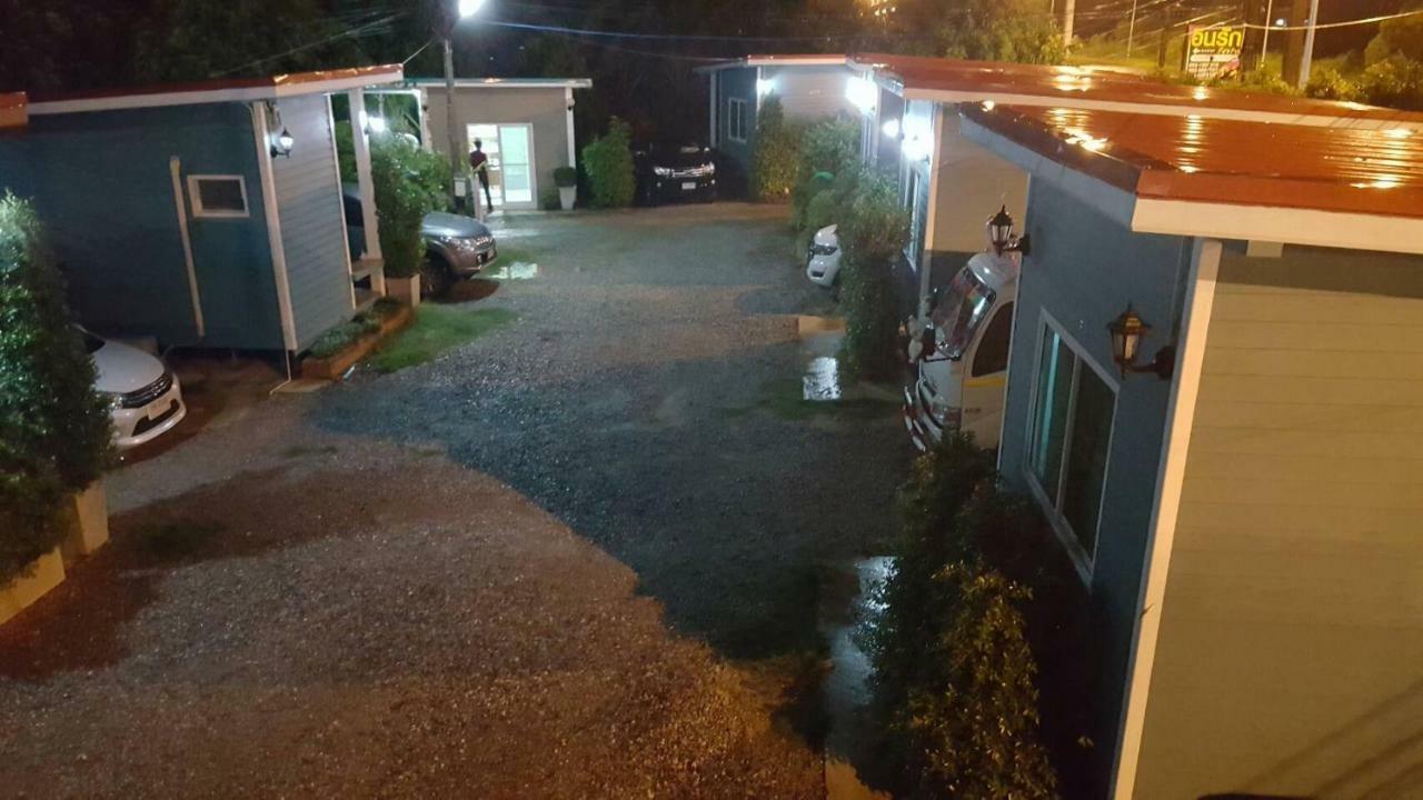 In Love Resort Chainat Exterior photo
